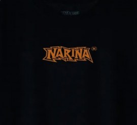 CAMISA-basica-marca-narina-estampa-no-peito-cor-preto-estilo-skate-sucata-brazil-maua-moda-skatista-streetwear-8 (1)
